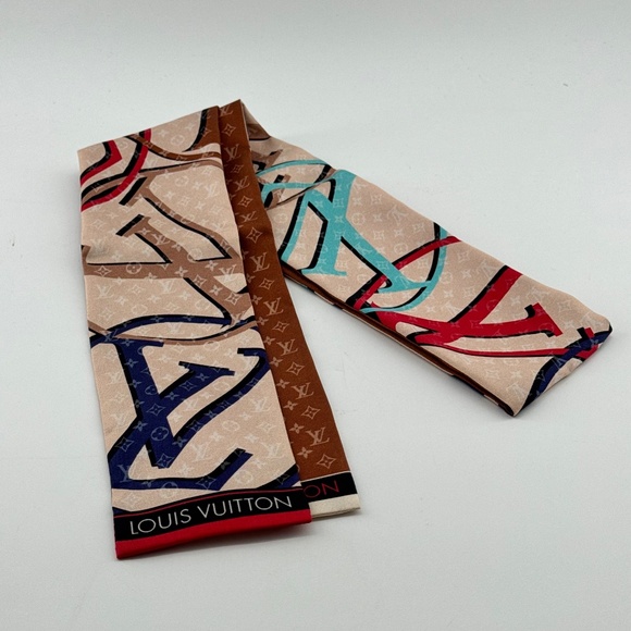 Louis Vuitton Scarf - Picture 9 of 10